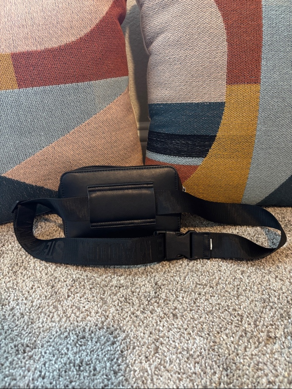 Steve Madden Black Leather Belt Bag with Embossed Logo - Picture 2 of 2